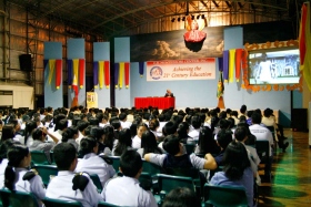 A Fiatalok az Emberi Jogokért Nemzetközi Szervezete előadást tart az emberi jogokról egy helyi iskolában.