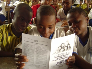 A Fiatalok az Emberi Jogokért kiadványokat és anyagokat biztosít csoportok tájékoztatásához.