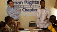 Tim Bowles és Jay Yarsiah Libériában tartanak előadást az emberi jogokról.