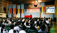A Fiatalok az Emberi Jogokért Nemzetközi Szervezete előadást tart az emberi jogokról egy helyi iskolában.